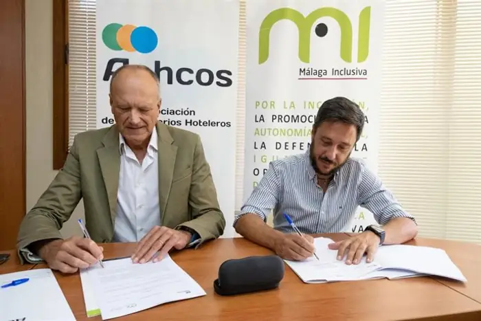 José Luque y Miguel Ángel Martín durante la firma del convenio entre AEHCOS y Málaga Inclusiva