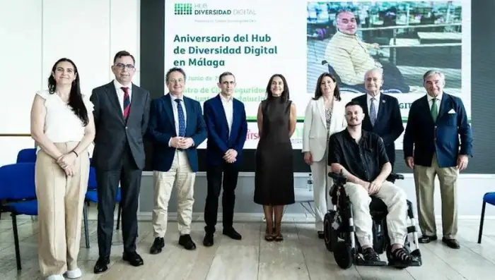 Representantes y participante durante el primer aniversario del Hub de Diversidad Digital de Málaga